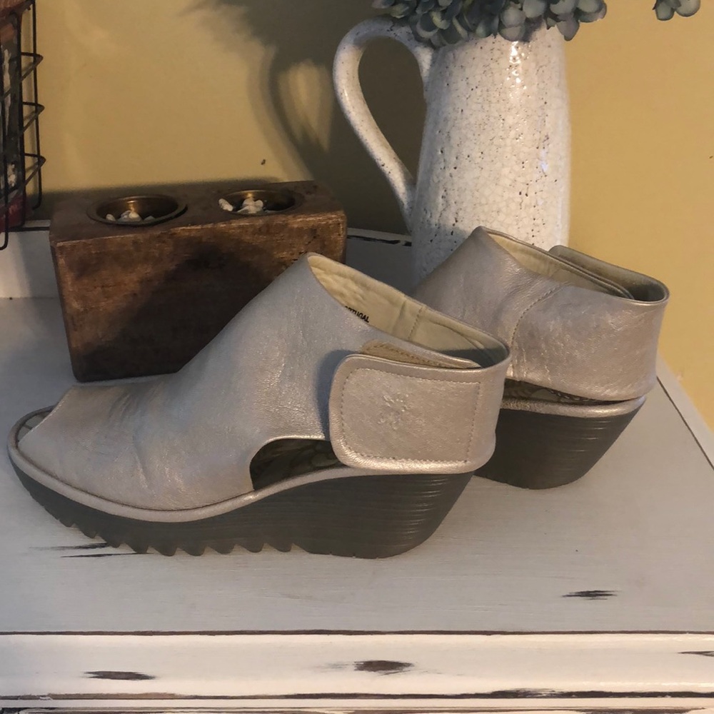 Fly London yone sandal